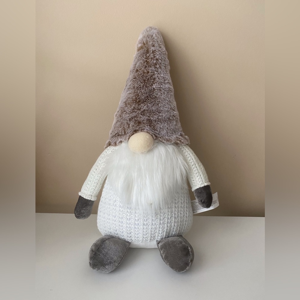 NWOT Gnome knit White sweater 16”